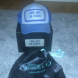 John Hatter keps - Keps i bra skick. Citat tagen från filmen THE WALL OFF WALLSTREET