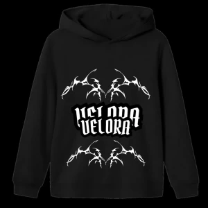 Svart hoodie med tryck - Cool svart hoodie med vitt grafiskt tryck på framsidan. Perfekt för en avslappnad stil med en edgy touch. Hoodien har en klassisk passform och är tillverkad i mjukt material för extra komfort.
