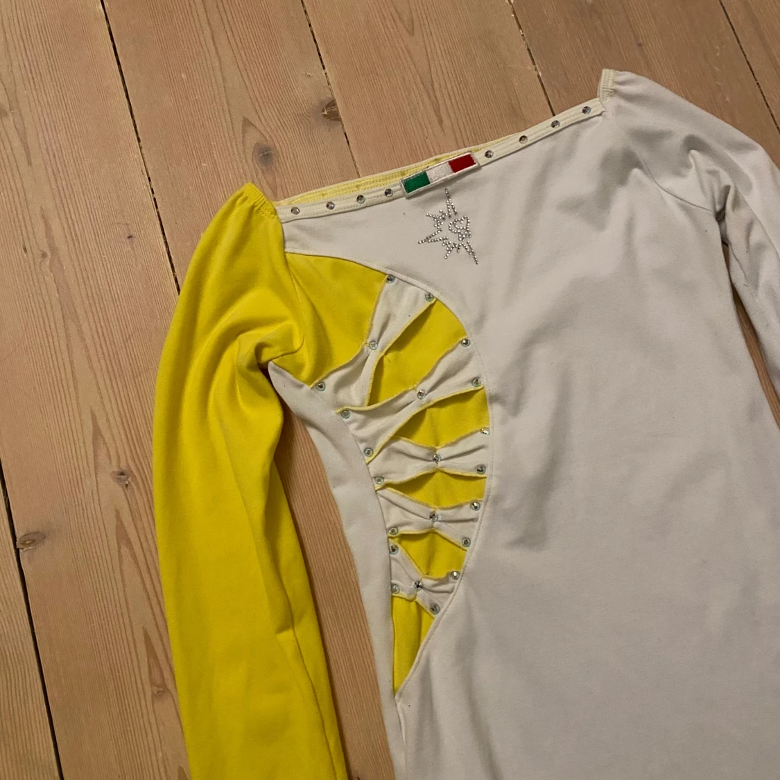 Vit och gul långärmad topp med snörning - 92