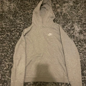 Grå hoodie från Nike - Säljer en grå hodie från Nike då jag inte använder den. Den är beställd från kids brandstore för 500 kr. Mitt pris 75kr