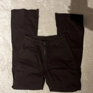 Bruna byxor - Bruna jeans, aldrig använda då de är lite för små för mig. 