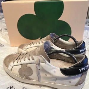 The Gallerist  - The gallerist skor, modell GENEVA - BEIGE.   |Storlek:40 |Skick:7/10|Tillbehör:skor och box|Nypris:1500kr|Hör av er för ev frågor och bilder✔️. Priset kan diskuteras vid snabb affär!📋Ny slitstark sula, därav priset!