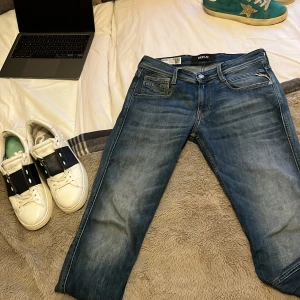 Blå jeans från Replay - Snygga blå jeans från Replay med en klassisk femficksdesign och dragkedja. Jeansen har en lätt tvättad look och är perfekta för en avslappnad stil.  Jeansen är W28 och L32 men skulle säga att de passar lite större i midjan Jeansen är inprincip nya och har endast använt en gång samt tvättats gränsen är därav i nyskick. Har du några frågor så besvarar jag dem gärna. Priset kan diskuteras plus vid köp av flera produkter kan jag göra ett bundle pris