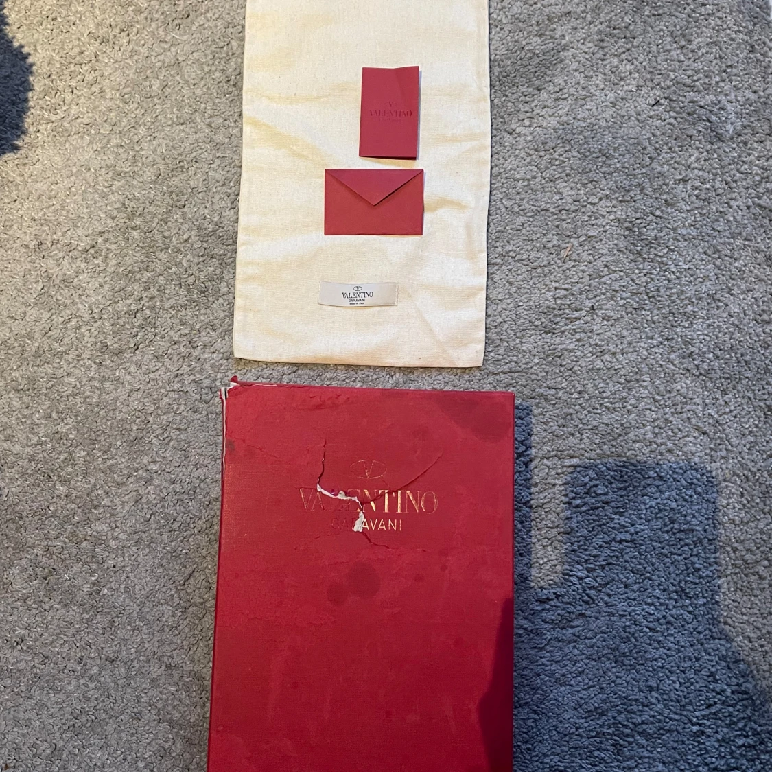 Valentino Garavani sneakers i vitt och vinrött - 92