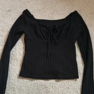 Svart tröja - Fin svart långärmad med knytning framtill. Storlek s, passar även xs ❤️