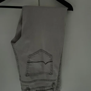 Jacob Cohen jeans - Riktigt schyssta Jacob cohen jeans. Storlek 31 i midjan och 34 i längd. Defekt (se bild 3). Hör av er vid minsta lilla fundering🤝