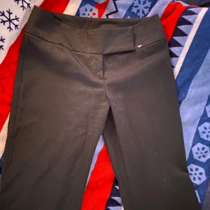 Svarta byxor - Glittriga lågmidjade kostymbyxor 