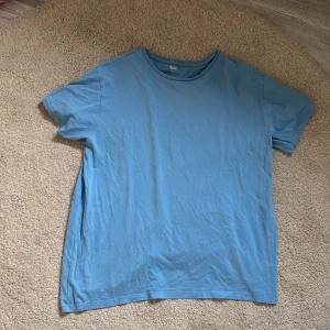 Blå tshirt - Blå T-shirt i storlek xxl, kan användas som oversized!! 💗