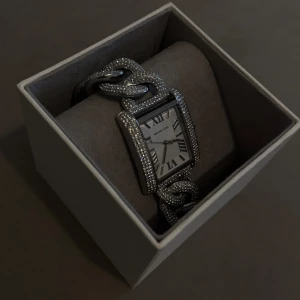 MICHAEL KORS  Klocka med länkarmband (FÖRST TILL KVARN) - Säljer en MICHAEL KORS klocka som bara står och inte kommer till någon användning, kvitto medföljer.Köptes på Mall i Stockholm för 4200kr   Kan dra ner på priset vid snabbaffär givetvis!