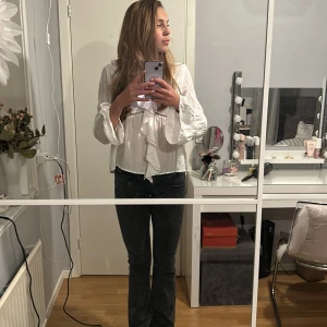 Low waist jeans - Säljer nu mina fina jeans ifrån gina tricot. De är köpta för 600kr och använda ett fåtal gånger. Inga täcken på användning och är i super fint skick. Jag säljer dom pågrund av att de är för korta på mig som är 172 cm lång💐❤️