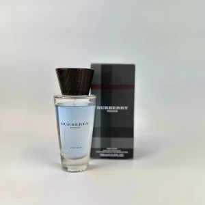 Burberry Touch for Men från  - Burberry Touch for Men: (NOTER) Toppnoter: Artemisia, violblad, mandarin Hjärtnoter: Muskot, cederträ, vitpeppar Basnoter: Tonkaböna, vetiver, mysk (PRIS) ✨ 3 ml – 50 kr ✨ 5 ml – 70 kr Beställ enkelt via DM eller på Plick redan idag och upptäck om detta blir din nya favorit! 🌟