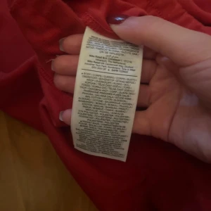 Röda shorts från Nike - Snygga röda shorts från Nike med snörning i midjan och praktiska fickor. Perfekta för en sportig look eller avslappnad stil. Tillverkade i ett mjukt material för extra komfort.