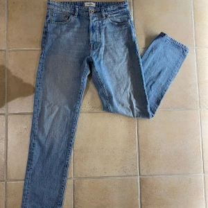Blå strait-fit jeans från Jack & Jones - Blå jeans från Jack & Jones strait-fit passform. Storlek 28/30. Skick 8/10. Nypris runt 400, mitt pris 100kr.