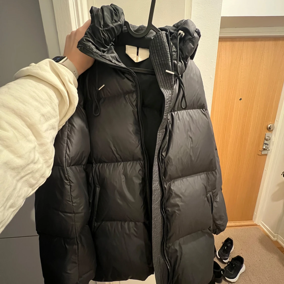 Svart dunjacka från Arket