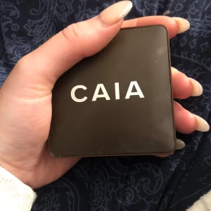 CAIA Matte Bronzer Bombay - Snygg bronzer från CAIA i nyansen Bombay. Den kommer i en stilren, fyrkantig förpackning med spegel. Perfekt för att ge ansiktet en solkysst look med en matt finish.