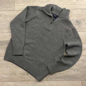 Grå stickad tröja från Polo Ralph Lauren - Säljer en stilren grå stickad tröja från Polo Ralph Lauren med dragkedja och ribbad krage. Säljer då jag har växt ur den. Skicket 10/10. Perfekt för kyliga dagar! passar de som är mellan 144 till 149 cm. priset kan diskuteras