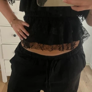 Svarta linnebyxor ZARA - Svinsnygga linnebyxor från Zara i en skön passform. Fint sick!!🖤