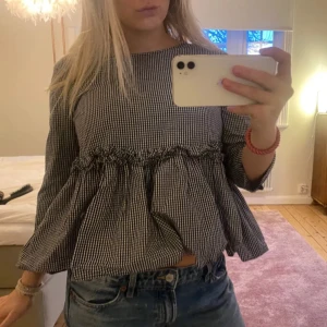 Rutig volangblus  - Jätte söt rutig volang blus från Zara med trekvartsärm! Jätte gullig och perfekt till middagar💕