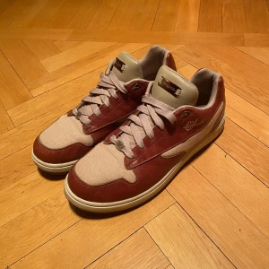 Reebok x Daddy Yankee Brun/Beige - Sneakers från Reeboks sammarbete med rapparen Daddy Yankee i brunt och beige med snörning. Stilren design med en mönstrad sula och är perfekta för en avslappnad stil. NYPRIS: $250 se sista bilden. Skorna säljs inte längre. 