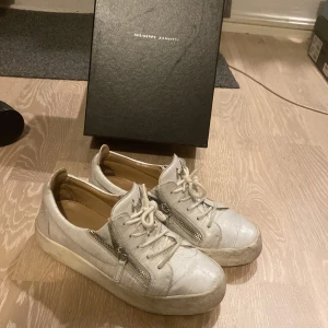 Giuseppe Zanotti skor - Säljer dessa jävligt feta Zanotti skor | Märke: Giuseppe Zanotti | Storlek: 41 | Skick: 7/10 | Medkommer: Box, dustbag och kort | Pris är diskuterbart | Skriv för frågor |