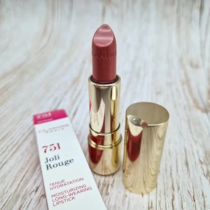 Nytt Clarins Joli Rouge Läppstift 751 Tea Rose - Clarins Joli Rouge läppstift i nyansen 751 Tea Rose. Ett återfuktande och långvarigt läppstift med en mjuk rosa ton. Förpackningen är elegant i guld och ger en lyxig känsla. Ny i förpackning 
