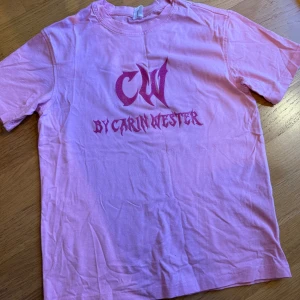 Rosa tight T-shirt från CW - Snygg rosa T-shirt i storlek XXS men passar som S också. Märket är Carin Wester.
