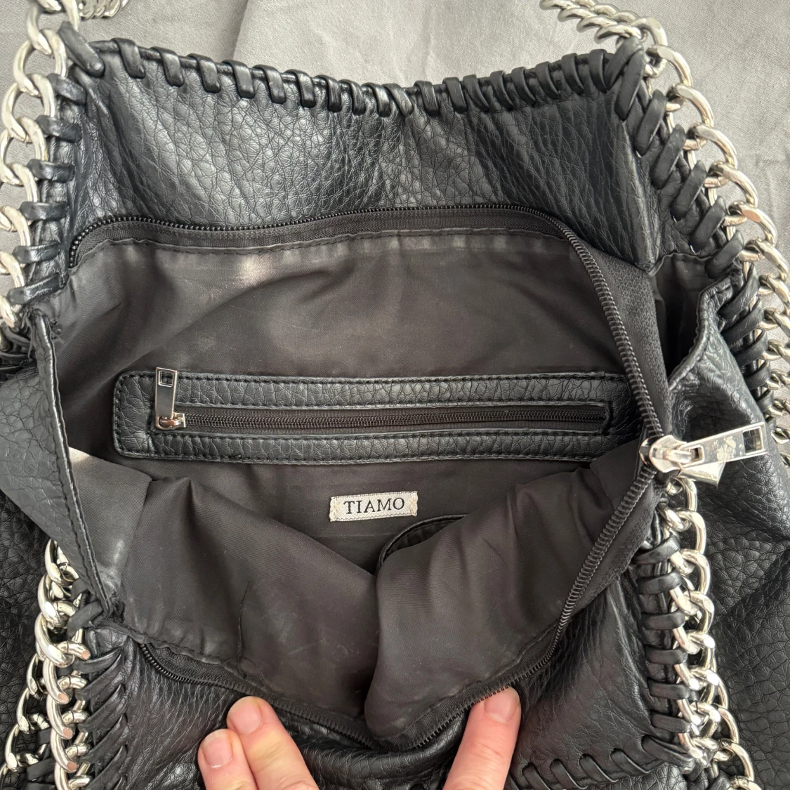 Tiamo Svart axelväska med kedjedetaljer - 93