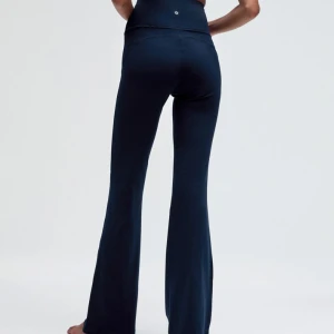 Lululemon yoga pants - Marinblå lululemon groove flare pants. Strl 4(xs-s), endast använda en gång.