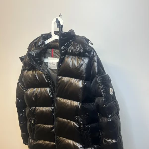 Moncler Maya - Köptes för cirka 1,5 månader sen och den är i nyskick.  Tillkommer: Dustbag, tags och ✅ Storlek 3 = L/M 