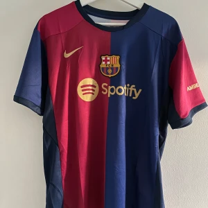 FC Barcelona fotbollströja - FC Barcelona fotbollströja. Ingen spelare på ryggen. 