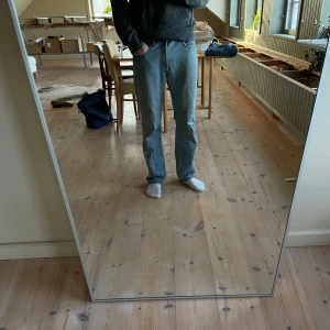Levis 501 - Säljer ett par klassiska Levis 501 med en normal passform. De har en rak stil och är utrustade med både knappar och dragkedja. Modellen är 182 cm och 74 kg.   Hör av dig vid frågor eller funderingar. MVH. Båstad pluggen.