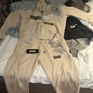 Beige hoodie från Hoodrich - Jag säljer ett hodrich sätt från jd för 900 kr derför att den har blivit för lite. För mig tyvär jätte snygg färg passar till vita kläder väldigt sjön knappt använd de står att den va i L men när jag fick hem den så ksk den skulle passa på en som är cirka 175 för jag är 186 och den är lite liten men skriv till mig vid intresse eller om du har frågor är öppen för byten 