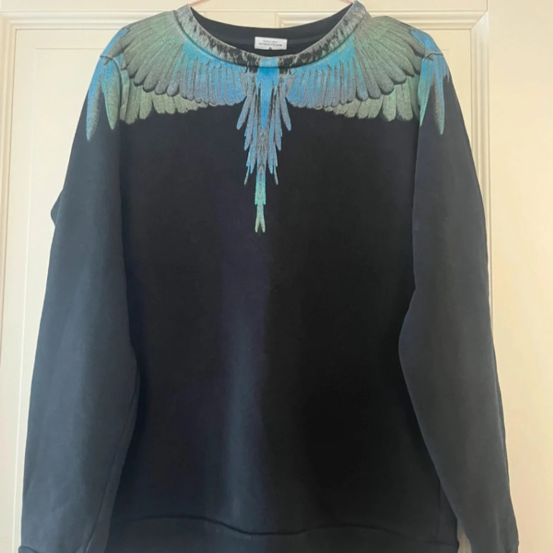 Svart tröja med vingmönster från Marcelo Burlon