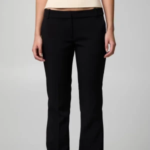 Svarta lågmidjade så snygga kostymbyxor från Bik Bok💞 - Snygga svarta kostymbyxor från Bik Bok med en klassisk design, perfekta för en stilren look. Byxorna har hällor för bälte och en diskret dragkedja framtill. Svinsnygga💞säljer pågrund av att jag har två par lika dana