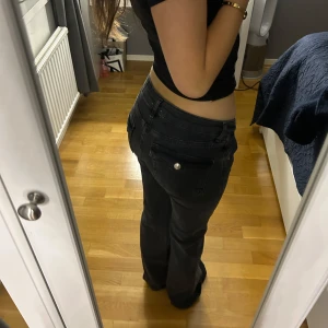 Svarta jeans med låg midja - Säljer nu mina  svarta jeans med låg midja och bootcut, dom är i storlek S och i bra skick.💕