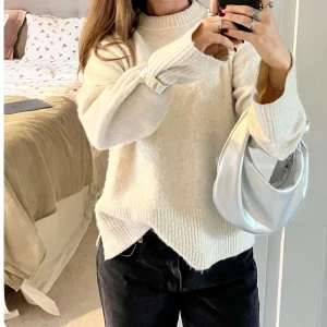 Vit stickad tröja🤍 - Säljer en mysig vit stickad tröja med långa ärmar och ribbade detaljer vid ärmslut och nederkant. Perfekt för kyliga dagar och en stilren look💕