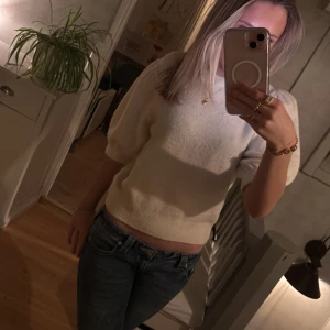 Vit stickad tröja från Gina - Jätte söt stickad tröja med korta puffarmar från Gina tricot.