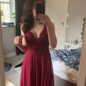 röd balklänning  - säljer min balklänning från 9an från jj house🥰🥰 jag är 170 o köpte för 1700 inklusive frakt🥰 skriv om frågor