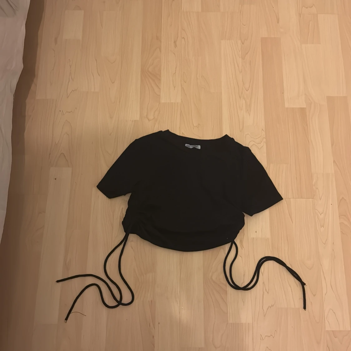 Svart kortärmad topp med knytband