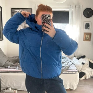 Blå pufferjacka från Nelly - Säljer en blå pufferjacka från Nelly. Stolen M. Använd hela förra vintern men inga skador eller fläckar. 