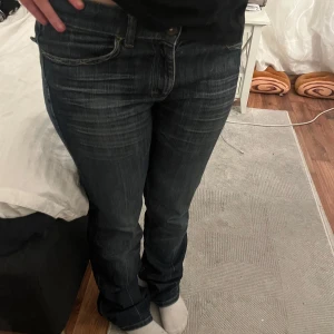 Lågmidjade mörkblå jeans  - Snygga mörkblå jeans med broderade detaljer på bakfickorna, midjemått: 39-40cm, längd: 107cm  är öppen för priser så kom med förslag
