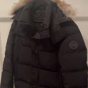 Canada goose Wyndham black label - Guldskick. Hör av dig för ytterligare frågor.