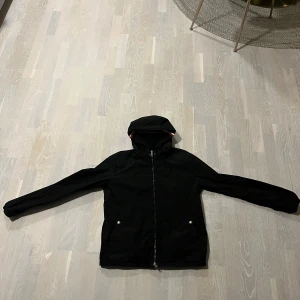 Moncler Vind jacka - Säljer denna Moncler jacka, har ägt den i cirka 1 år. Köpte den på Plick men den är alldeles för liten för mig nu. Den kommer passar dig som har stl S alldeles utmärkt.