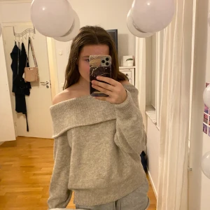 Offshoulder tröja - Mysig stickad off-shoulder tröja som är så fin! Endast använd typ 2 gånger så i nyskick💕köptes för 200 kr på hm och är slutsåld, i storlek XS/S men skulle nog även passa större då den sitter ganaka löst💖