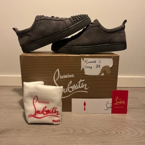 Christian Louboutin  - ‼️PRSIET ÄR HUGGET I STEN‼️Säljer ett par stilrena dojjor! Du får med allt som är på bilden. 