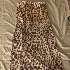 Leopardmönstrad långkjol - Snygg leopardmönstrad långkjol i mjukt material. 