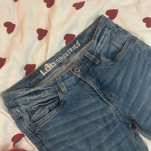 Blå jeans från Lab Industries - Snygga blå jeans från Lab Industries. älskar att det har osymetriska fickor där bak. 