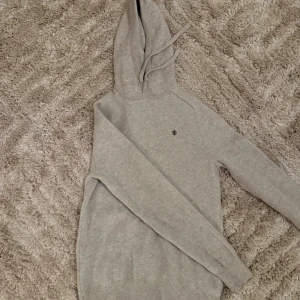 Beige hoodie från Morris - Min morris merino ull tröja som har krympt lite i tvätten vilket ja skulle säga är storlek M men sitter tight så fits S också. Använd fåtal gånger och är i bra skick men har krympt lite. Nypris: 2100kr