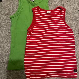 2 linnen  - Säljer 2 stycken linnen i ett paketpris för 30kr. Grön och röd färg och har tjocka band i små storlekar. Passar tight och kort på mig som har S i storlek. Färgglada färger som passar till en intressantare outfit. Skriv vid frågor! 🤗💗