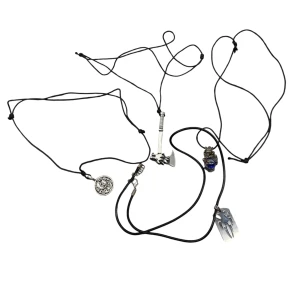 Svarta halsband med olika hängen - Säljer flera svarta halsband med unika hängen. Ett halsband har ett silverfärgat hundtaggshänge med klodesign, ett annat har en yxa i silverfärg och ett tredje har en rund medaljong med pentagram och dekorativa mönster. Perfekt för att ge din stil en edgy touch.
